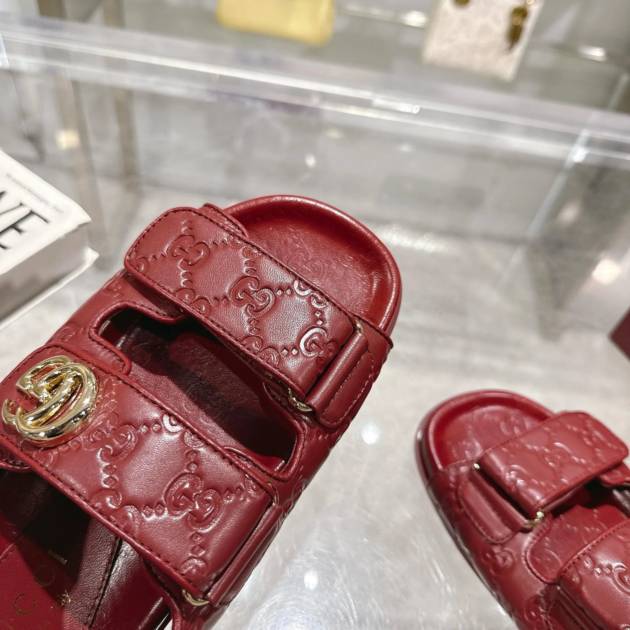 Wholesale direct sales 260👟👟 Gucci’s modern design aesthetic explores the path of unique craftsmanship, cleverly integrating the brand’s classic elements with its beloved brand identity. The sandal is embellished with the beloved Double G hardware, adding a touch of understated branding to the design, complementing the versatility of the Velcro straps. Women Light gold tone hardware Sheepskin lining Double G Rubber sole Velcro fastening Flat sole